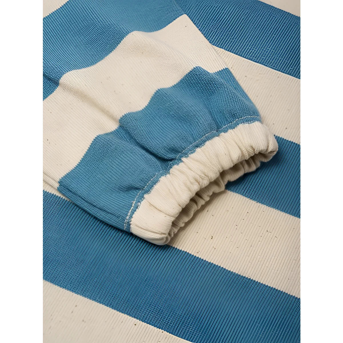 Blaue und weiße gestreifte strickhose mit elastischen bündchen zum sweatshirt deck chair stripes