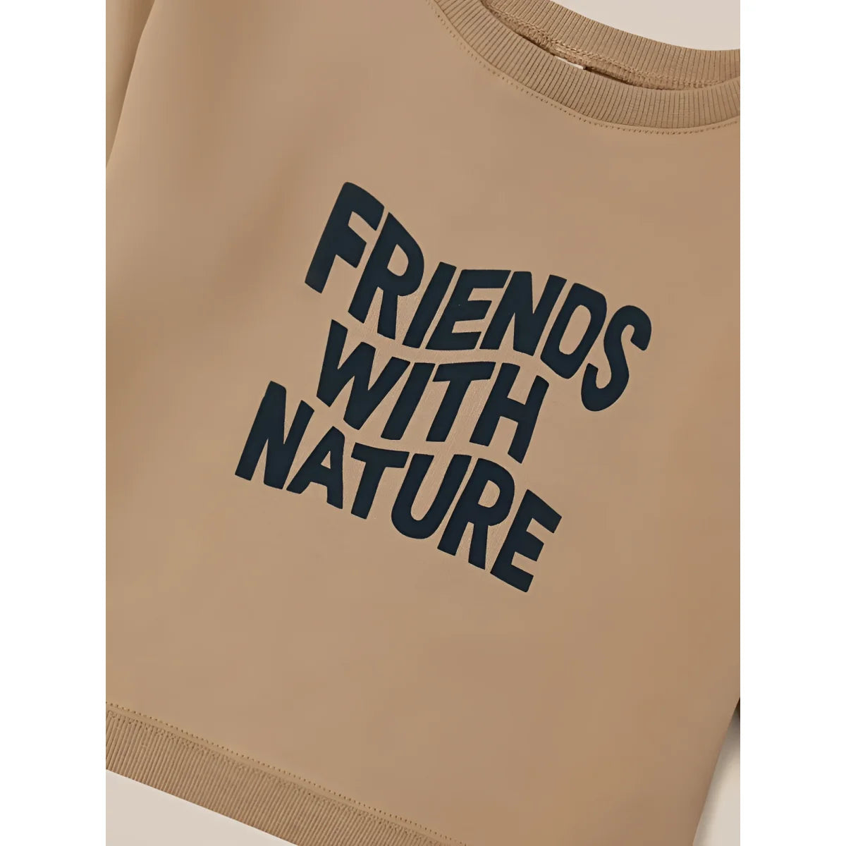 Beige Sweatshirt mit schwarzem Aufdruck Friends with Nature für umweltbewusste Mode