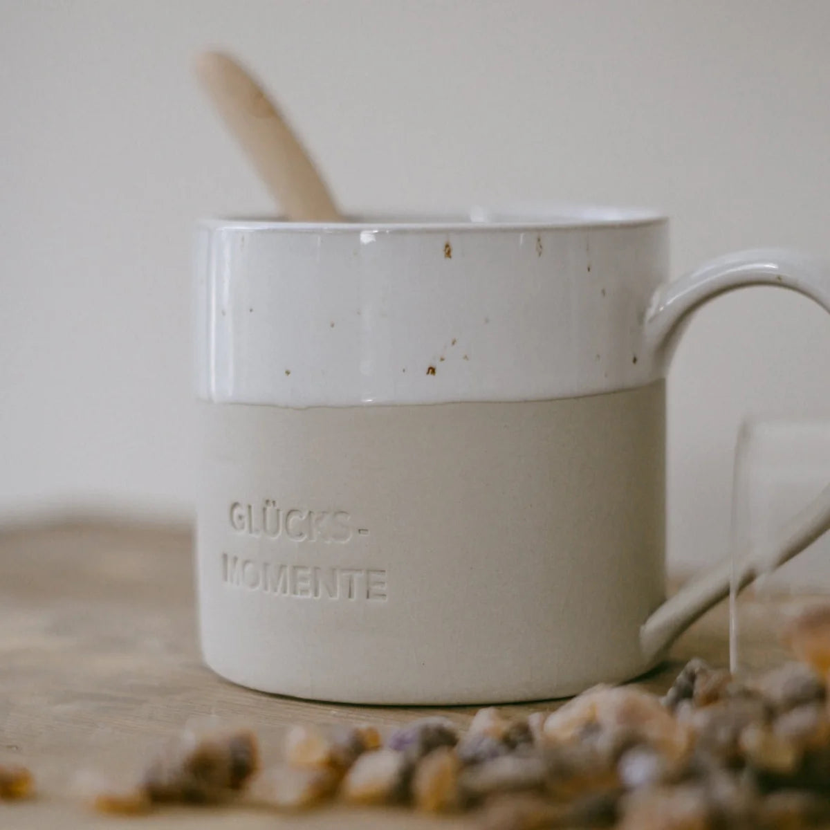 Große weiße Keramiktasse Glücksmomente 450ml mit Glücksmomenten-Gravur
