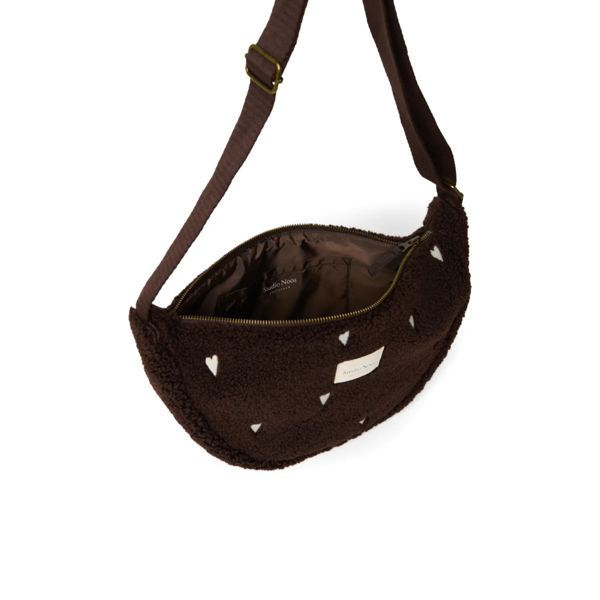 Geöffnete Teddy Bauchtasche in Chocolate Hearts mit Innentasche