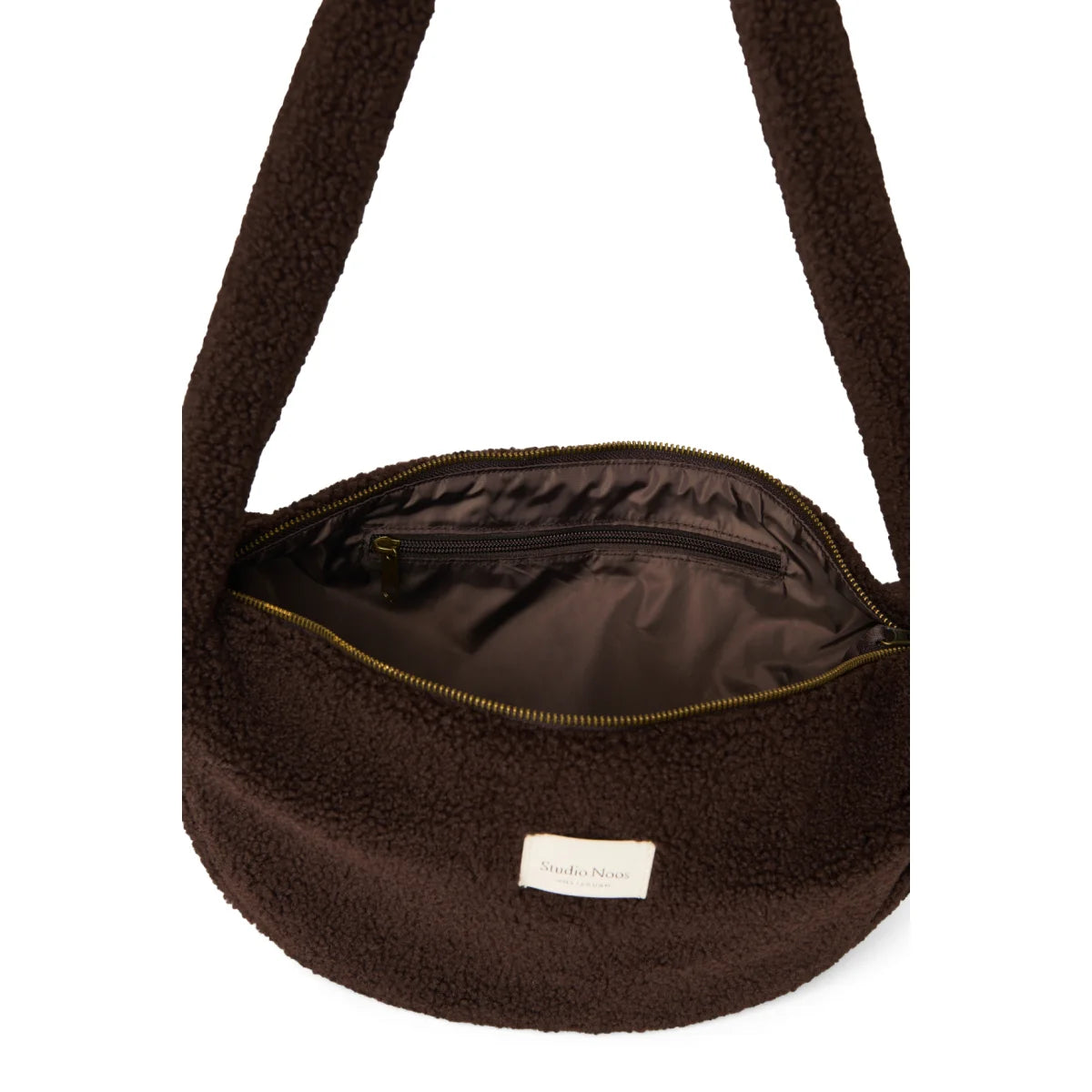Teddy Mini Cross Body Bag Chocolate über der Schulter getragen