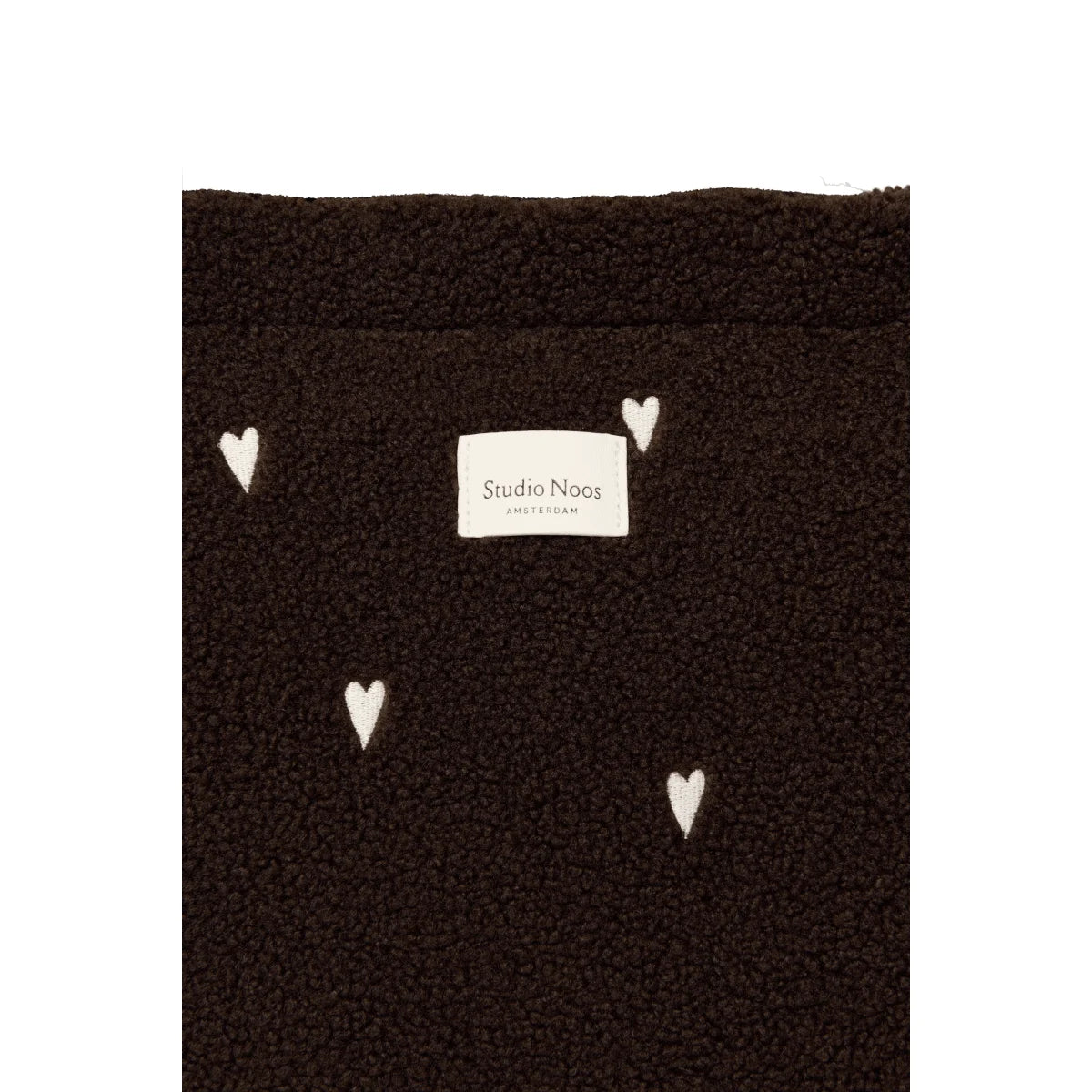 Detail des schokobraunen Teddyfleece mit Herzen