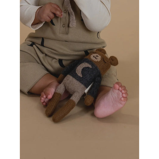 Gestrickter brauner Bären-Teddy in Teddy Soft Toy Midnight mit dunklem Pullover und Sahne-Mond