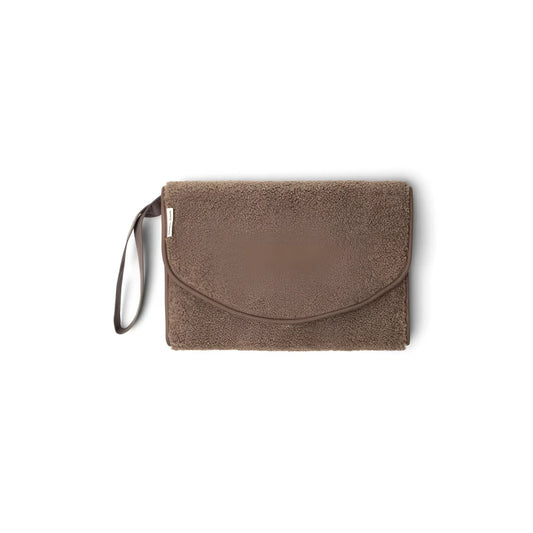 Braune Wildleder-Clutch mit Handgelenkriemen von Teddy Wickelunterlage