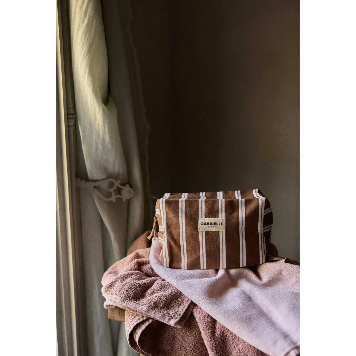 Braun-weiss gestreifte Canvas-Toilettasche Noisette Stripes mit beigem Label von Gabrielle Paris