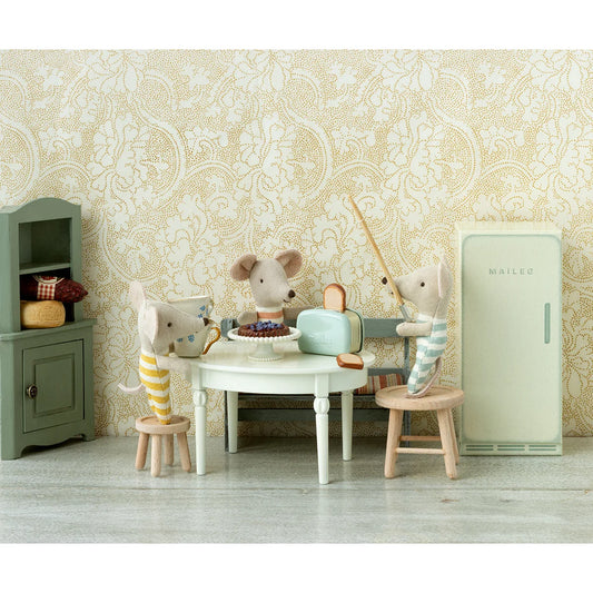 Ein mintgrüner maileg toster maus mini kühlschrank mit retro design ideal für ökologische baby- & kinderprodukte