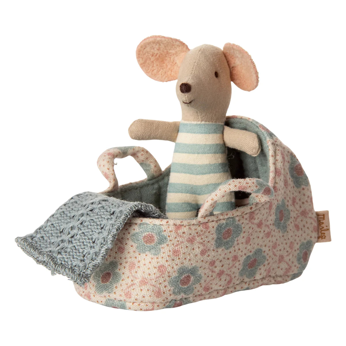Weiche cremefarbene Plüsch-Babymaus in blauem Tragetasche-Korb mit Blumenmuster