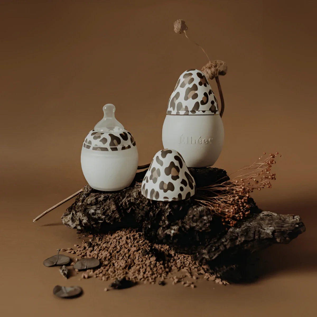 Weiße trinklernflasche coconut graouu sand 240 ml mit schwarzen und braunen leopardmusterverschlüssen modern design