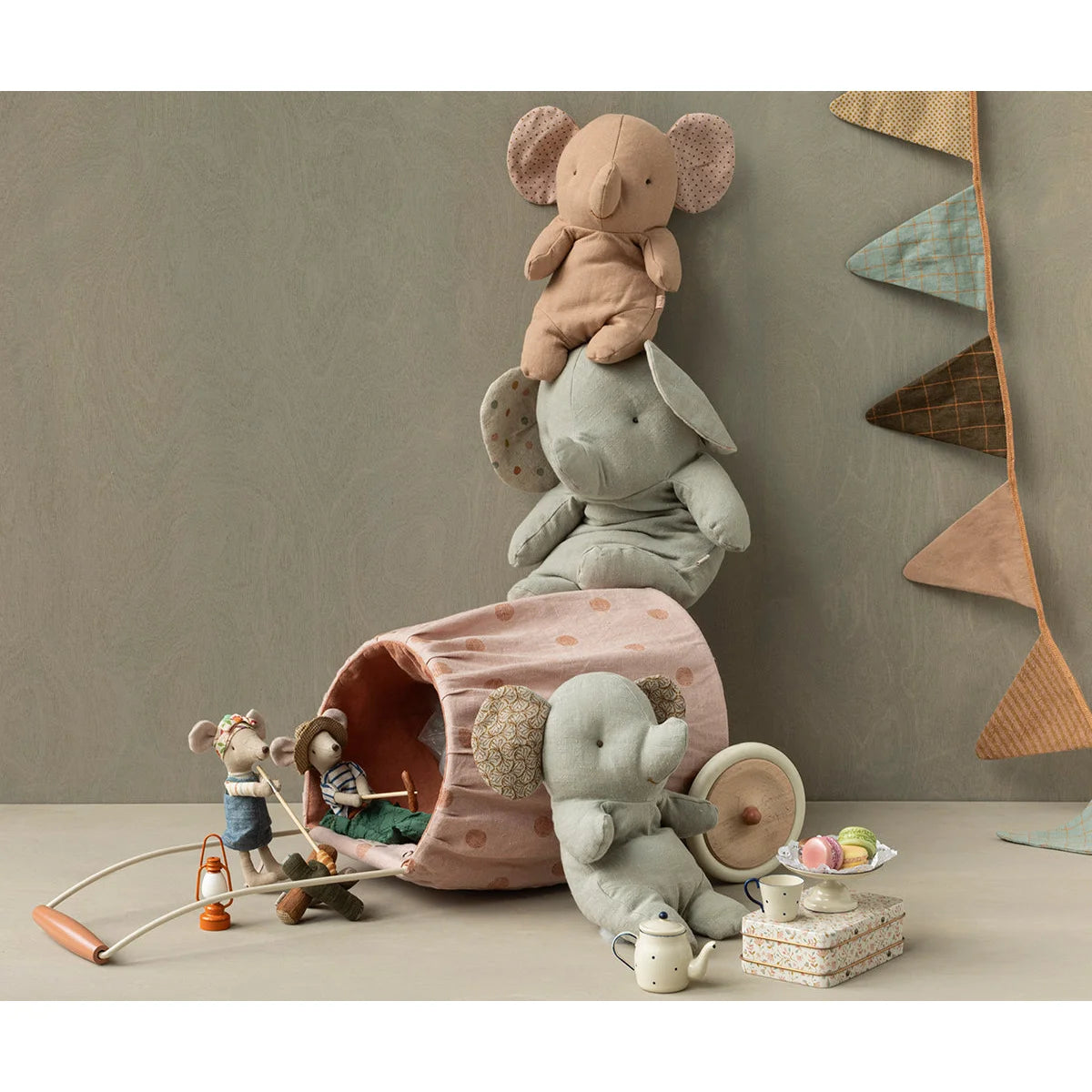 Verspielte Anordnung von Kinderspielzeug im Produkt Trolley in Roséfarbe
