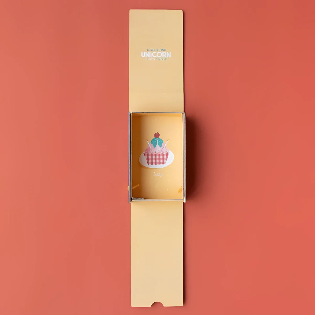 Gelber Karton-Streichholzschachtel mit Cupcake-Motiv und Look & Find Unicorn Text auf Klappe für Unicorn Tiny Puzzle