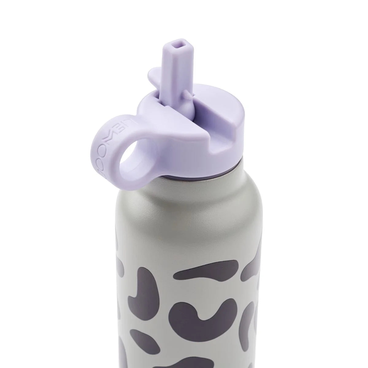 Eine matte graue wasserflasche falk 500 ml mit dunkelgrauem leopardenmuster und lavendelfarbenem silikonverschluss