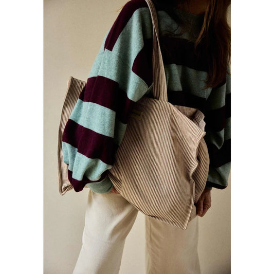 Beiger week-end bag argile stripes aus kord mit vertikaler rippenstruktur und passenden henkel ideal für ökologische