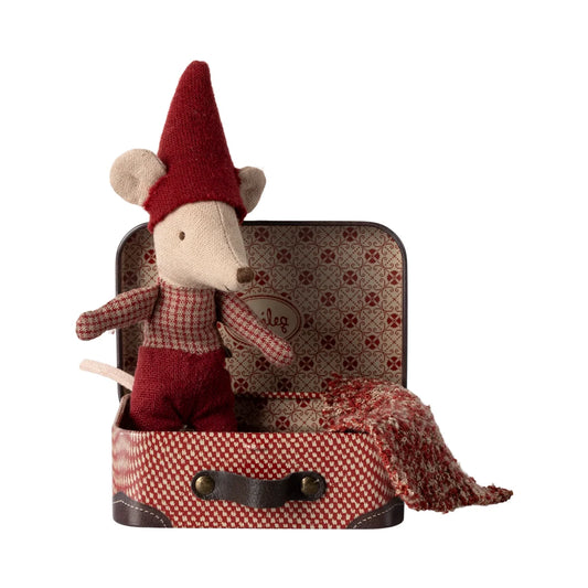 Baby Maus im Koffer mit rotem Hut und kariertem Outfit in Vintage-Stil
