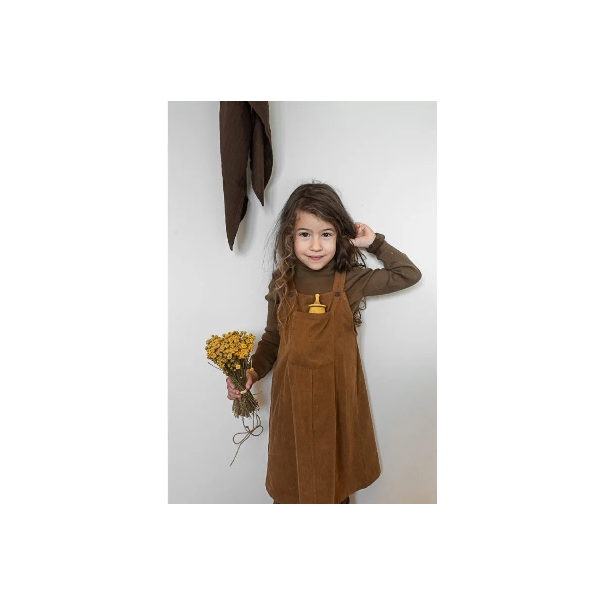 Braunes Cord-Kleid mit gelbem Blumenmuster und langen Ärmeln