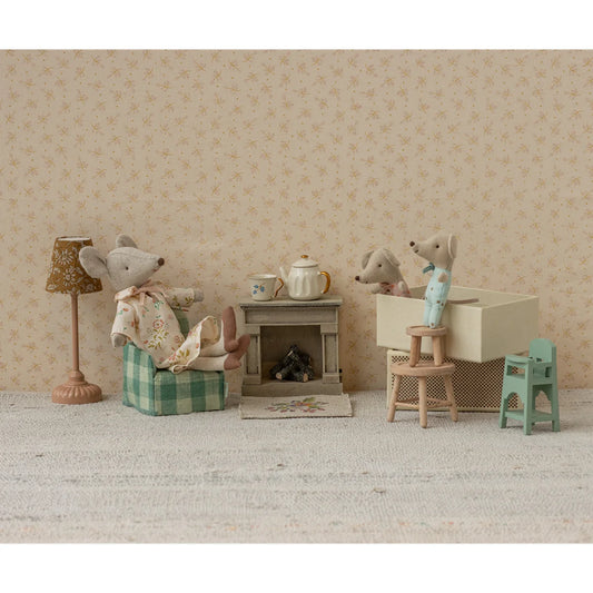 Miniaturenszene einer Mäusefamilie in der Zwillinge Babymäuse Streichholzschachtel