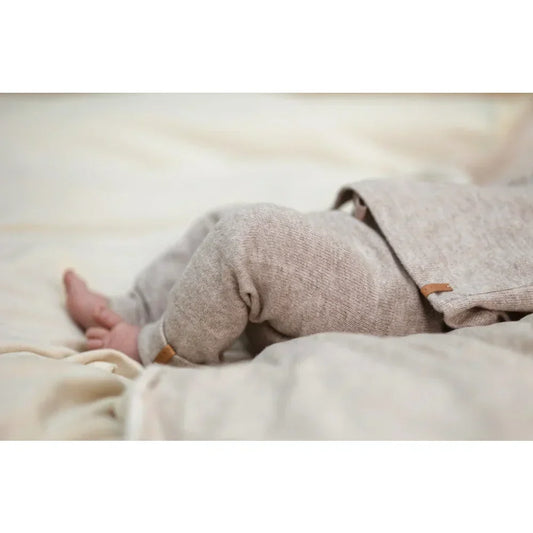 Baby in nachhaltiger Leinenmode aus Nixnuts Herbstkollektion für umweltbewusste Eltern.