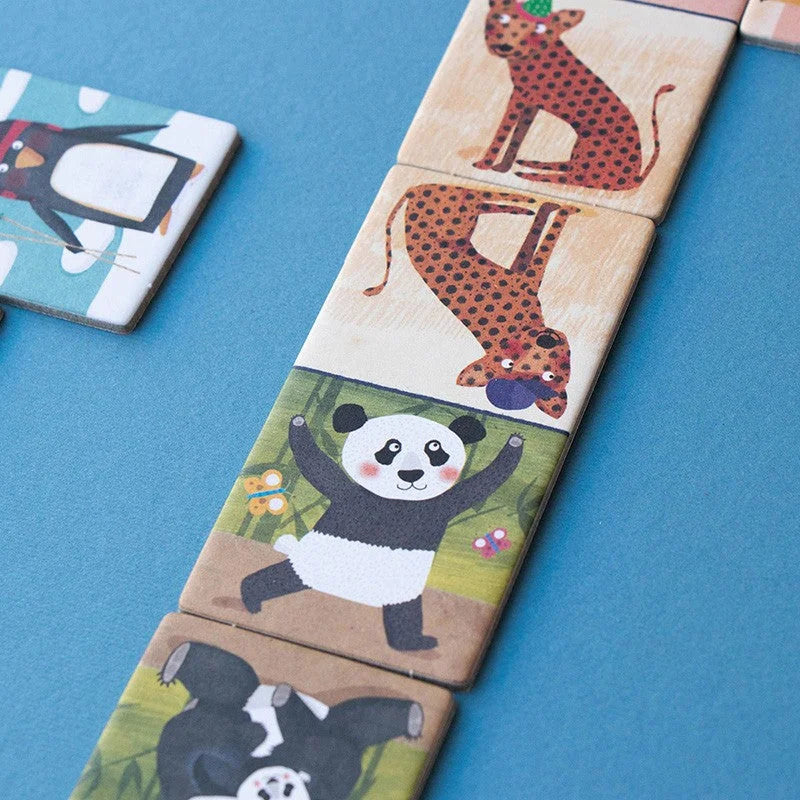 Holzpuzzle-Blöcke mit Cartoon-Tieren wie einem Panda und gescheckten Katzen.