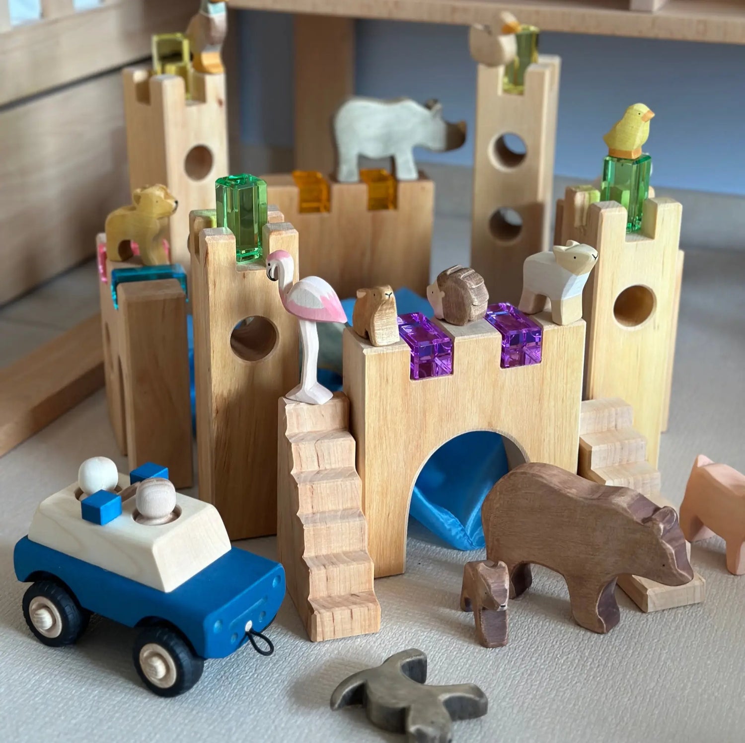 Holzspielzeug Burg Set mit Tierfiguren und Polizeiauto aus der Sammlung BAUSPIEL