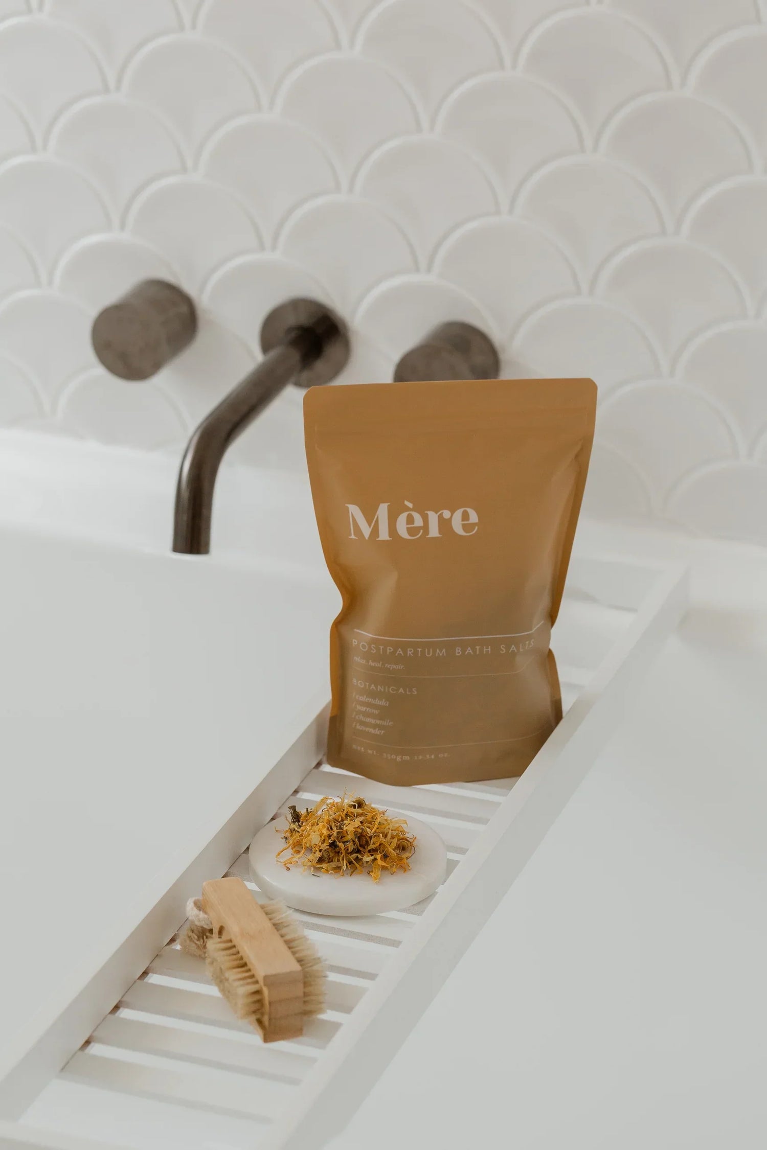 Goldene braune Verpackung mit MÈRE BOTANICALS Label auf weißem Hintergrund