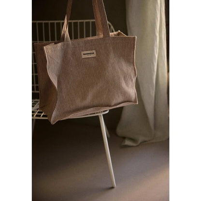 24H Bag Argile Stripes: beige Cord-Tote-Bag mit vertikalen Streifen und kleinem weissem Label von Gabrielle Paris