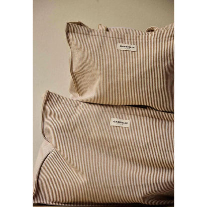 Beige und schwarze canvas-tasche mit vertikalen streifen und gabrielle paris label ideal für ökologische