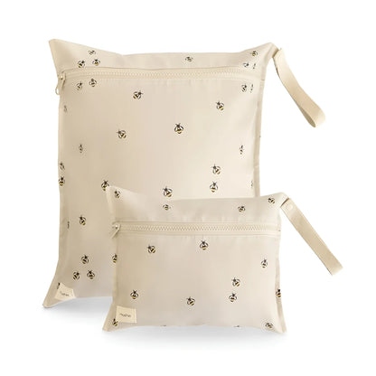 Beiges 2er-Pack Wet Bags Bees mit schwarzen Bienenmotiven und passenden Schlüsselbändern aus Stoff