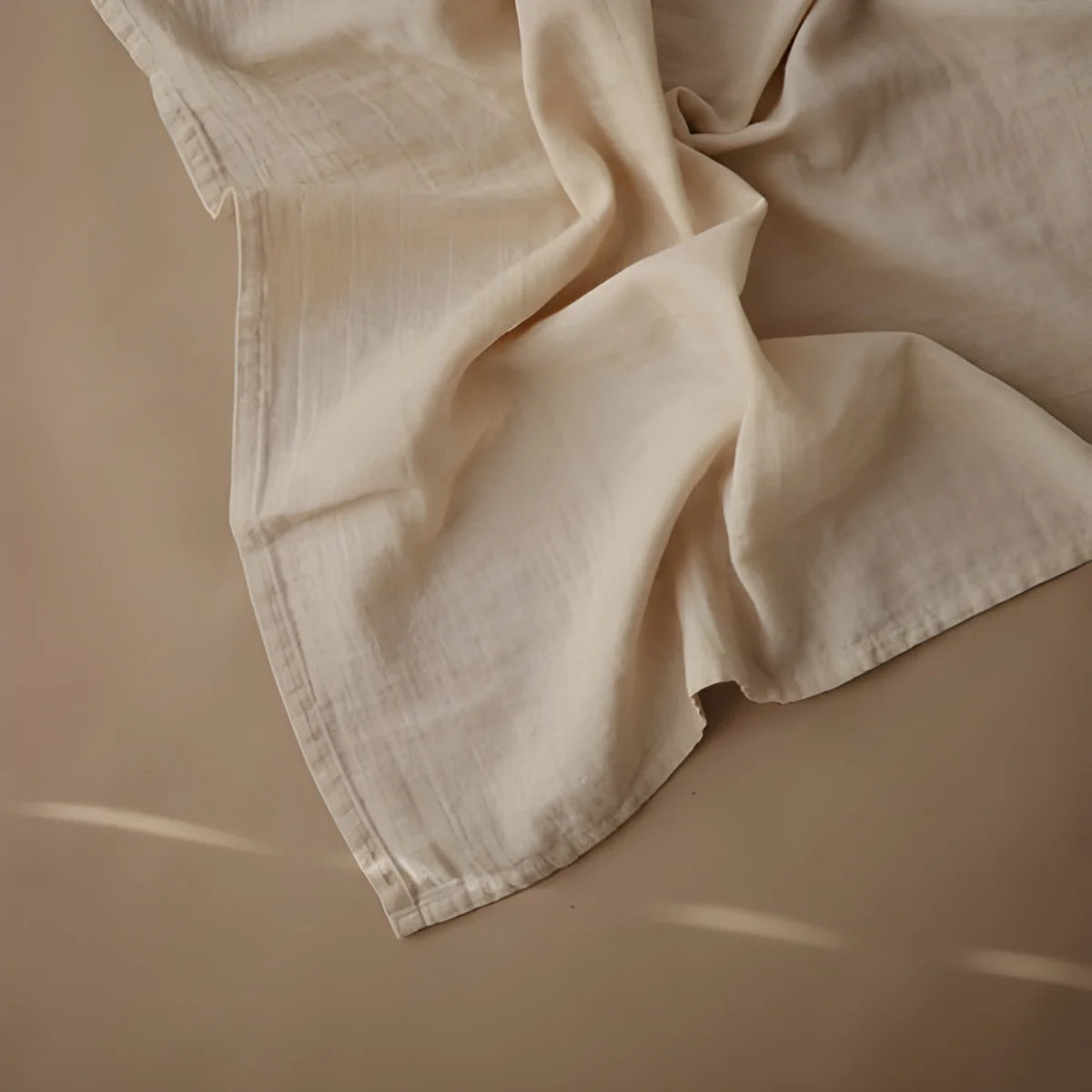 Crumpled beige fabric texture of 3er Pack Mulltuch in Fog design