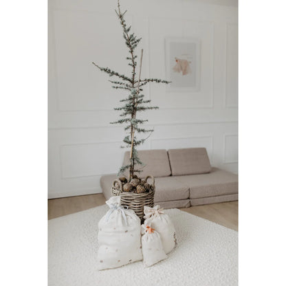 Schlanker künstlicher Weihnachtsbaum mit Schnee in Korb, mit Zapfen, Teil des 3er Sets Geschenksäcke Christmas