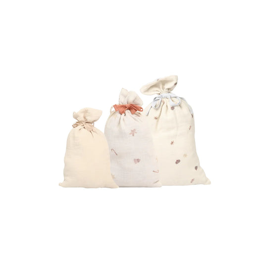 Drei off-white Musselin Geschenksäcke mit Muster und Korallenschnur für Weihnachten