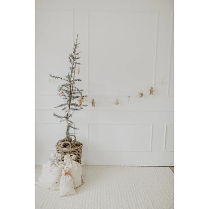 Schlanker Weihnachtsbaum im Korb mit Stoffgeschenktaschen im 3er Set Musselin Geschenksäcke