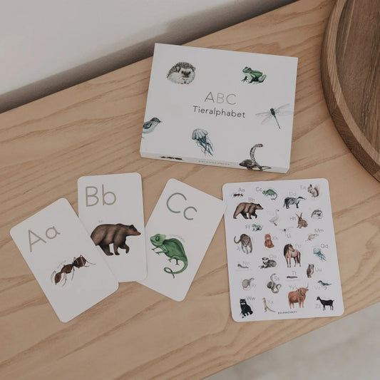 ABC-Karten-Set mit Tieren in Grün, Braun, Grau für ökologische Babyprodukte