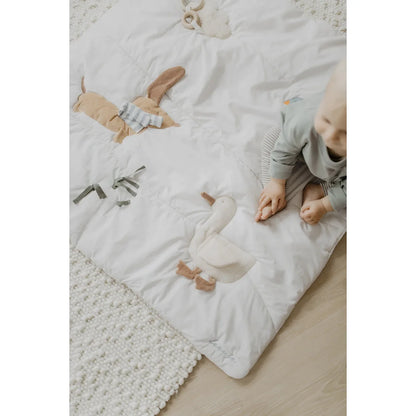Weiße gesteppte activity decke mit bestickten plüschfiguren ente und hase in beige akzenten für ökologische