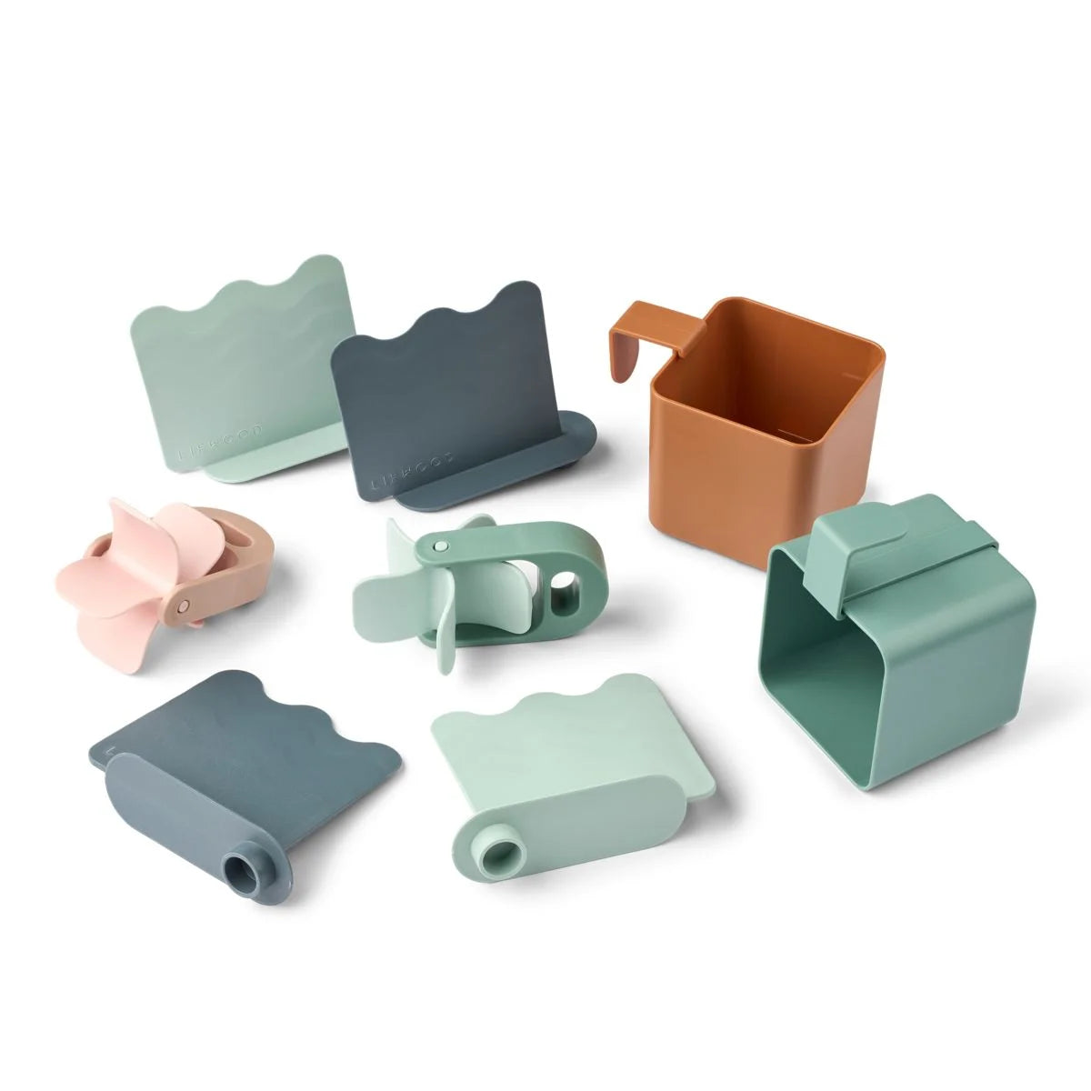 Ein mattiertes, erdfarbenes kunststoffbecher mit quadratischer form und integriertem griff von activity table sepp sandy