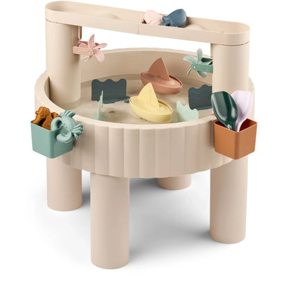 Beige plastik spieltisch activity table sepp mit bunten spielzeugbooten muscheln und sandspielzeug für den strandspaß