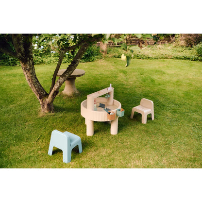 Beige plastik kinder-activity-tisch sepp mit integrierten aufbewahrungsfächern und kleinem blauem hocker