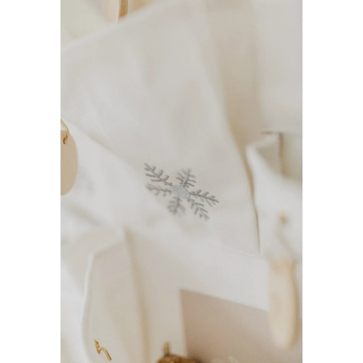 Weiße Leinenserviette mit silberner Schneeflocken-Stickerei für Adventskalender