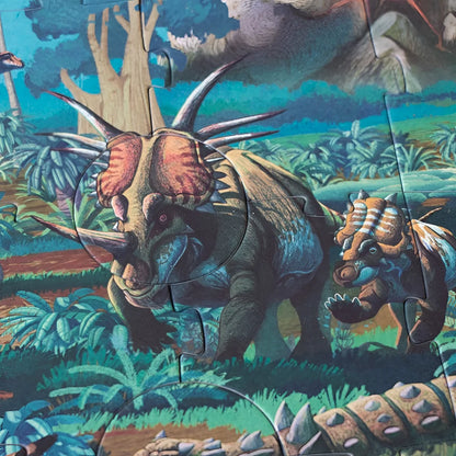 Dinosaurähnliches Wesen mit großen Fransen und Hörnern in prähistorischer Umgebung