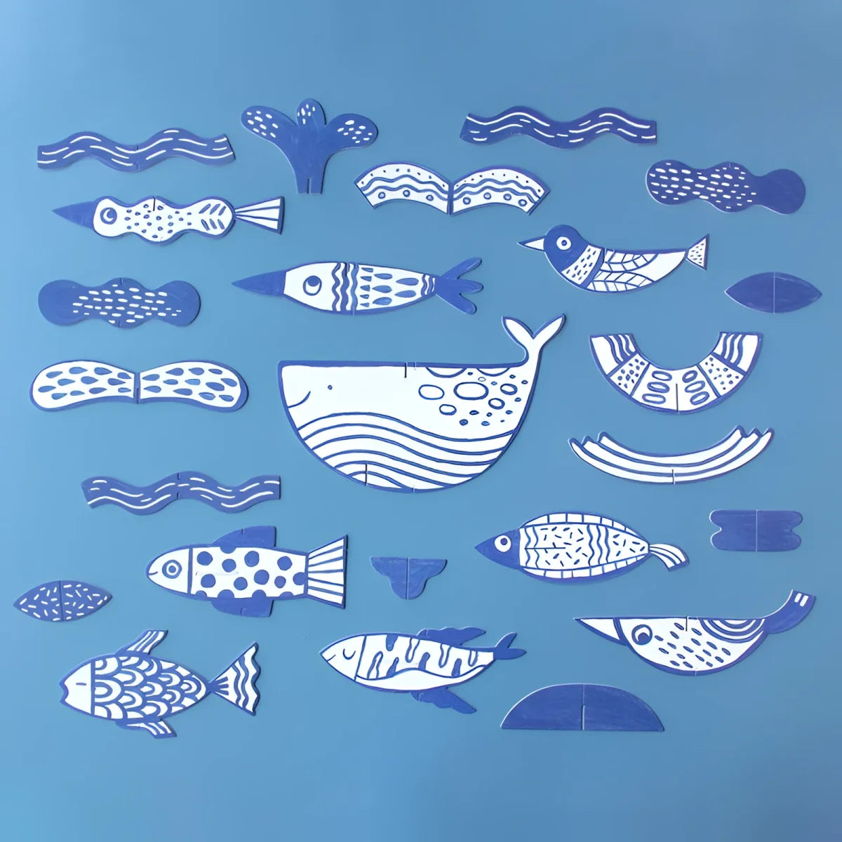 Verspielte blaue und weiße Illustration von Meereslebewesen für Al Mare