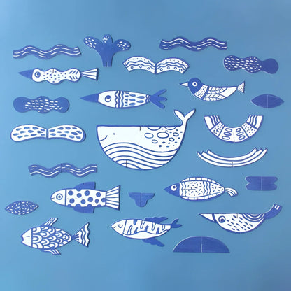 Verspielte blaue und weiße Illustration von Meereslebewesen für Al Mare