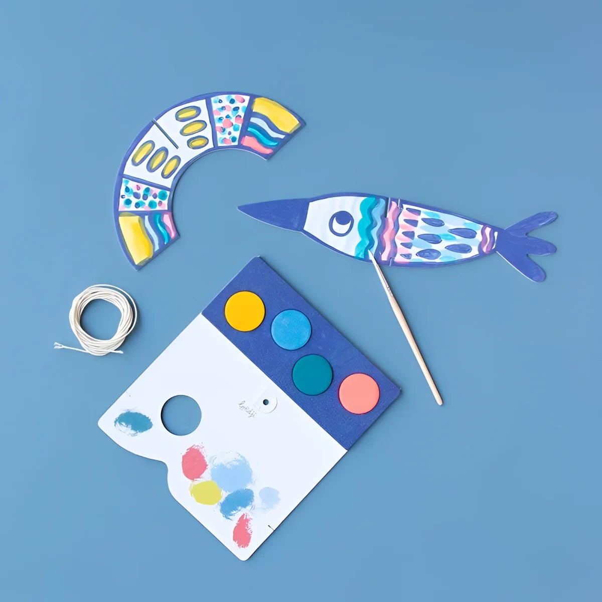 Dekorative Papierfische mit geometrischen Mustern und Aquarellfarben für Al Mare
