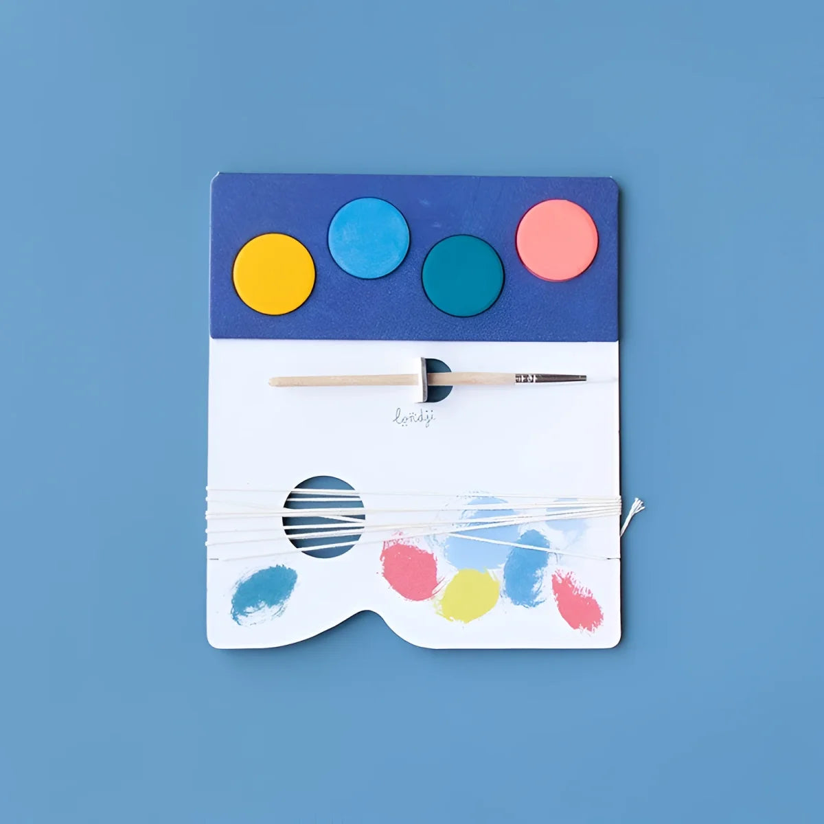 Farbpalette mit bunten Punkten und Pinsel auf weißem Papier von Al Mare