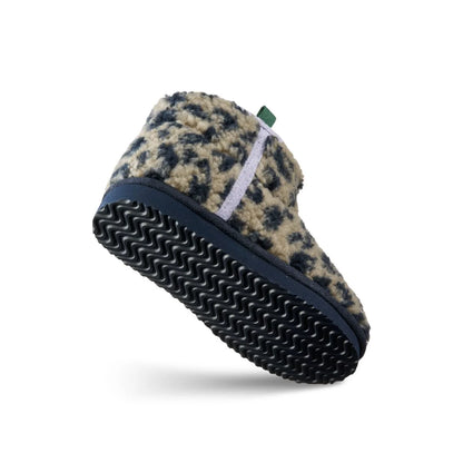 Beige und schwarze albi pile boot leo mist hausschuhe mit leopardmuster und navy gummisohle aus shearling