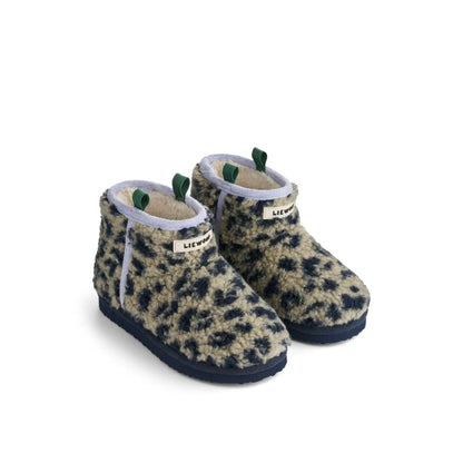 Flauschige Albi Pile Slip-On Boots Leo Mist mit Leopardenmuster, marineblauen Sohlen und grünen Ziehschlaufen