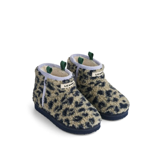 Flauschige Albi Pile Slip-On Boots Leo Mist mit Leopardenmuster, marineblauen Sohlen und grünen Ziehschlaufen