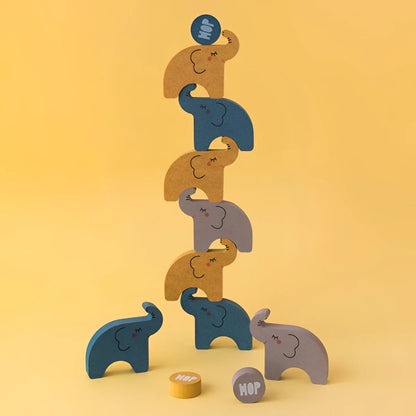 Bunt gestapeltes Holzpuzzle in Elefantenform von Alehop Wooden Toys