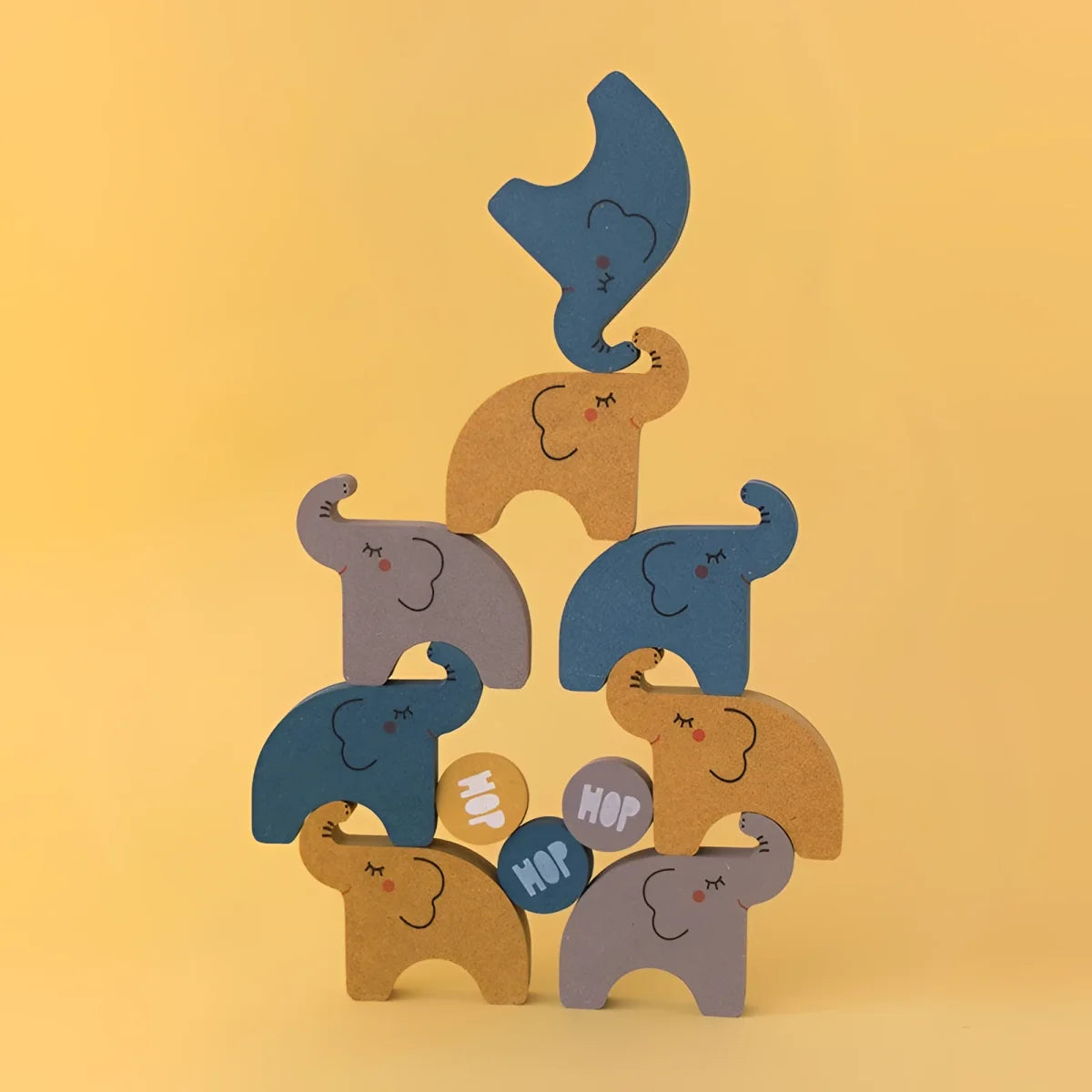 Bunte Holz-Elefantenblöcke von Alehop Wooden Toys in einer Pyramidenausstellung