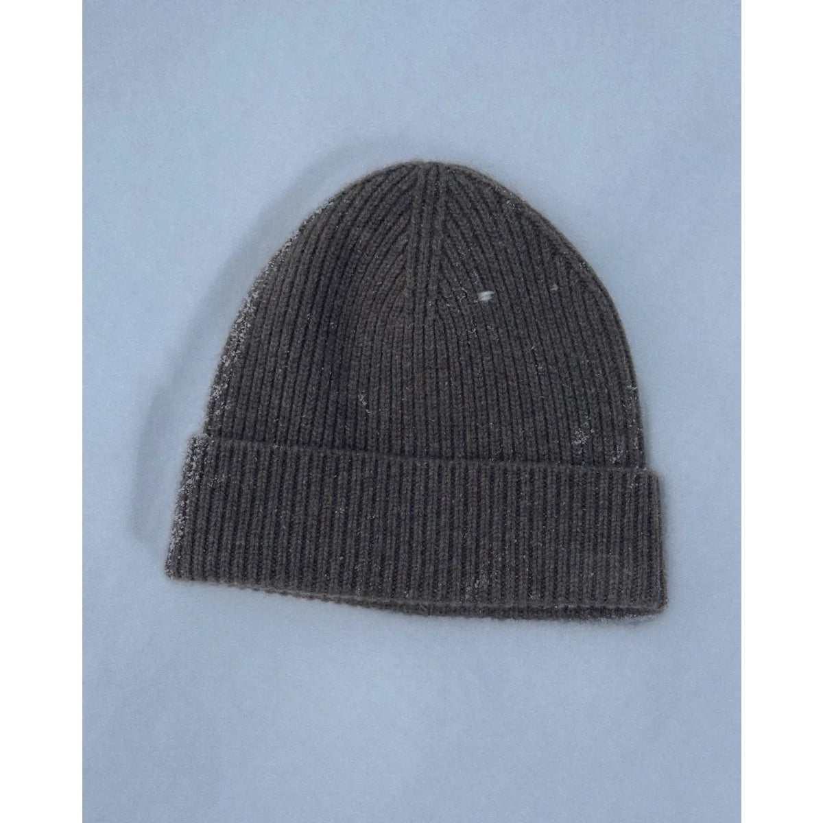LOVEM AMI BEANIE Kaschmirmütze Taupe Detailansicht der Rippstruktur