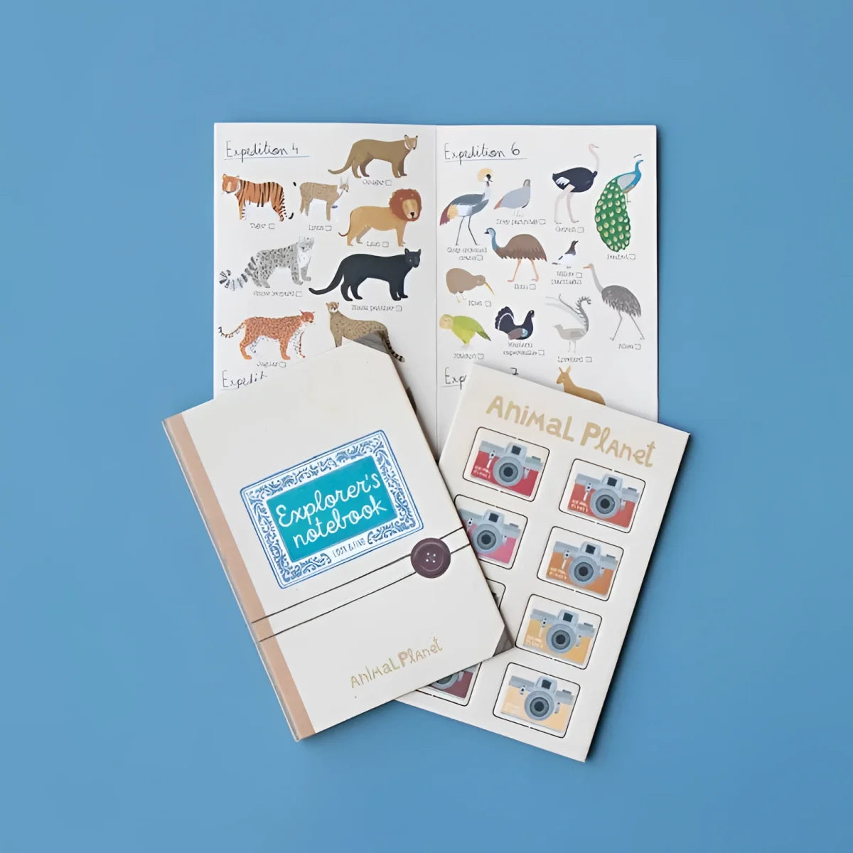 Sammlung von Lernmaterialien mit Tierillustrationen, Notizbuch und Aufklebern