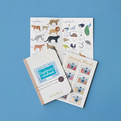 Sammlung von Lernmaterialien mit Tierillustrationen, Notizbuch und Aufklebern