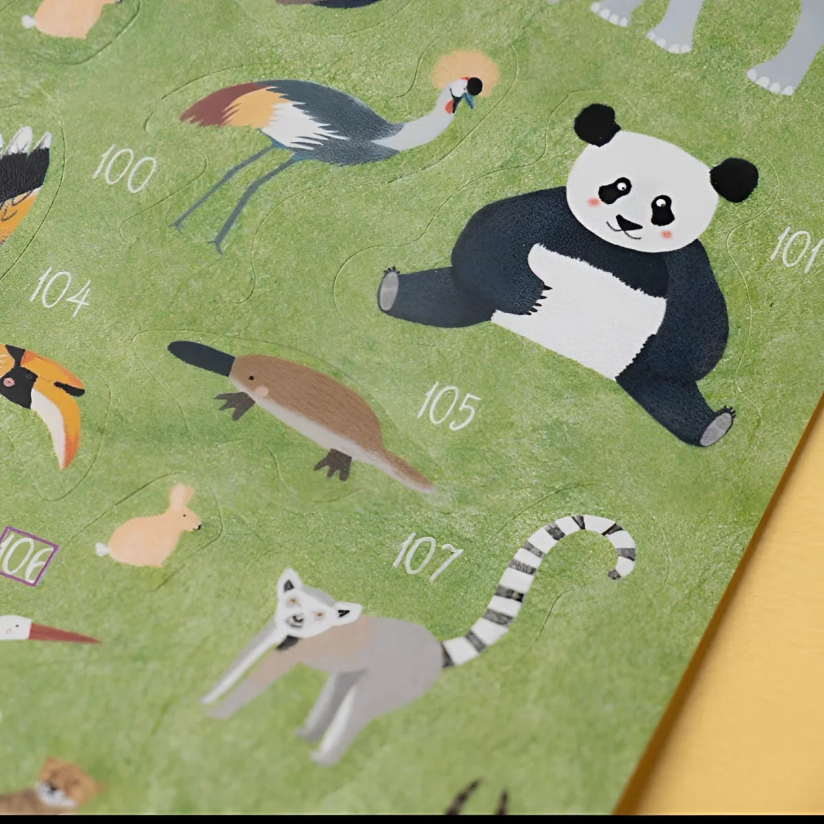 Niedliches Panda aus Animal World Poster + Stickers auf grünem Puzzle-Hintergrund